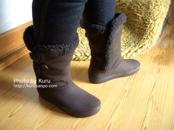 crocs(クロックス)『modessa synthetic suede button boot w(モデッサ シンセティック スエード ボタン ブーツ ウィメン)』